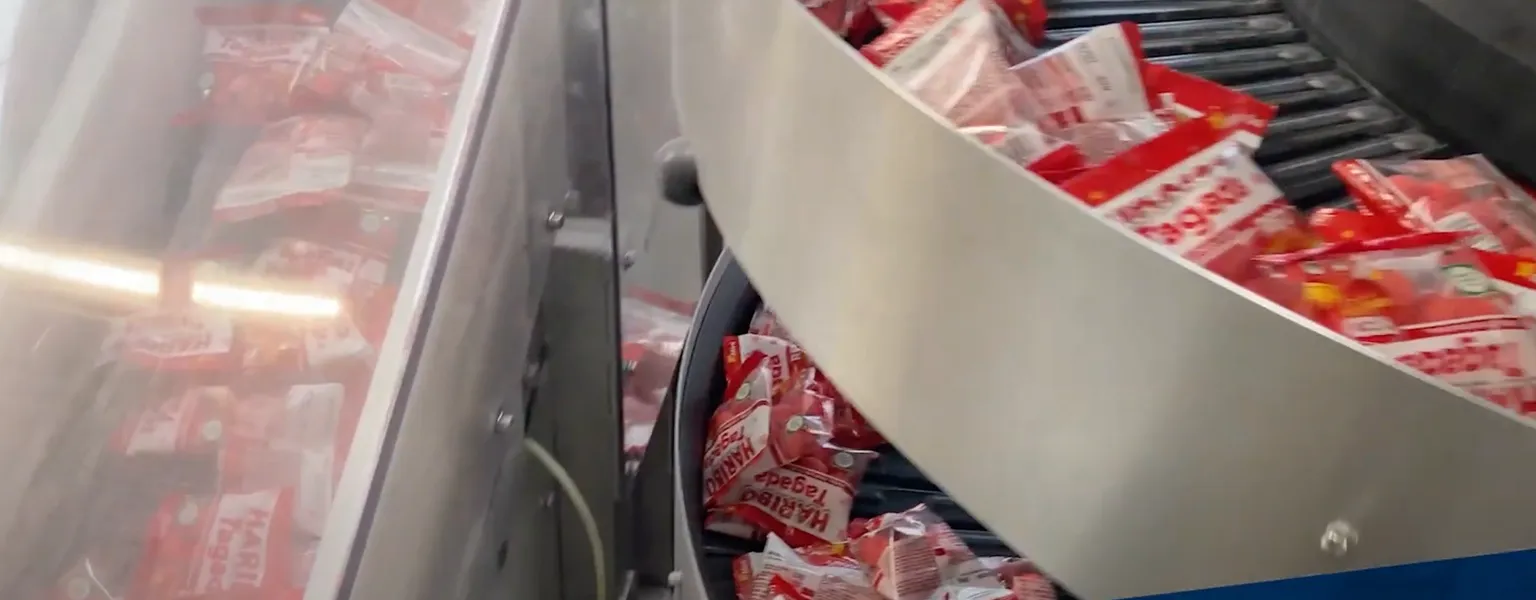 AmbaFlex SpiralVeyor SV transporting candies in plastic packs