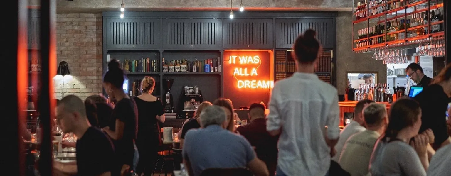 How UK Bars Are Slashing Glass and Plastic Waste