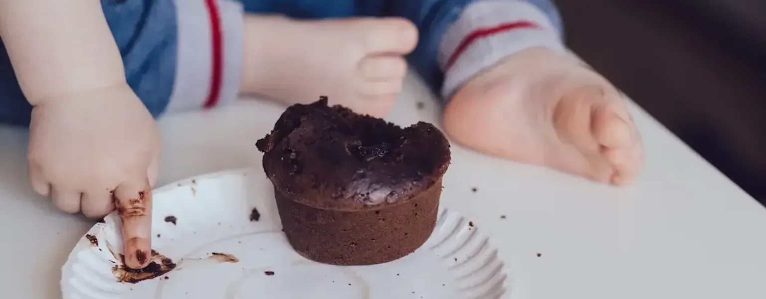 Baby eating muffin Joanna Malinowska freestocks